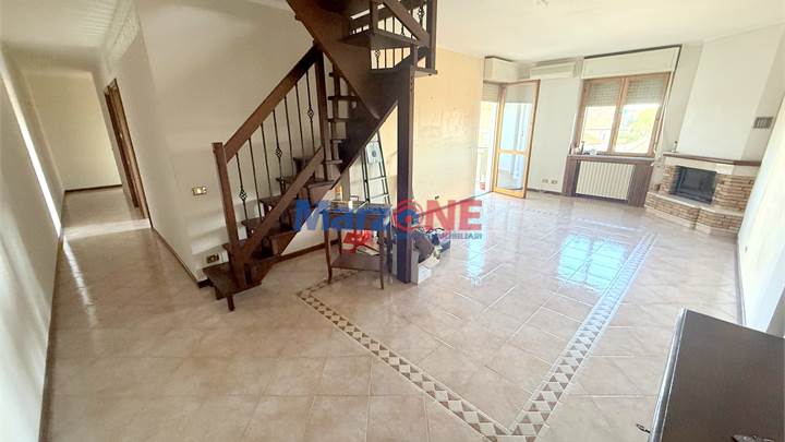 Novi Ligure Appartamento con terrazza sottotetto e garage